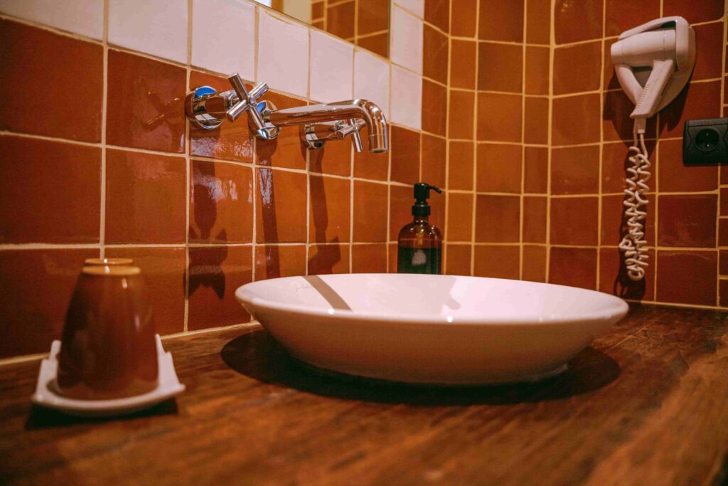 Chambre Kenya Valsoyo salle de bain équipée vasque