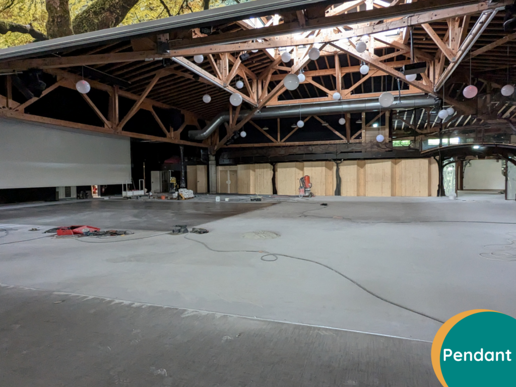 Vue d'ensemble de la grande salle de réception pendant les travaux