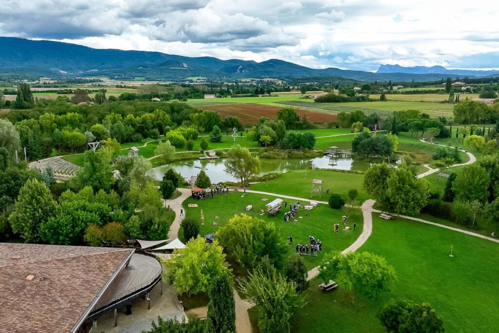 Vue panoramique sur les espaces verts du domaine en pleine nature drômoise