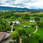 Vue panoramique sur les espaces verts du domaine en pleine nature drômoise
