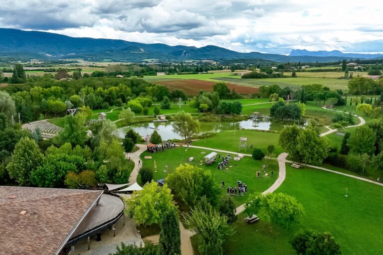 Vue panoramique sur les espaces verts du domaine en pleine nature drômoise