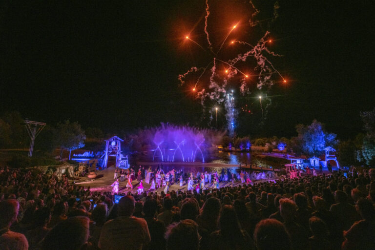 Feu d'artifice pour clôturer le spectacle de La Légende d'Andarta
