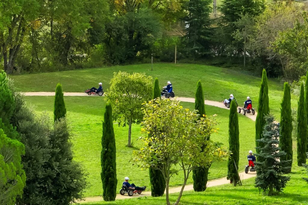 Kart à pédales, une activité de plein air sur les chemins verdoyants de Valsoyo dans la Drôme